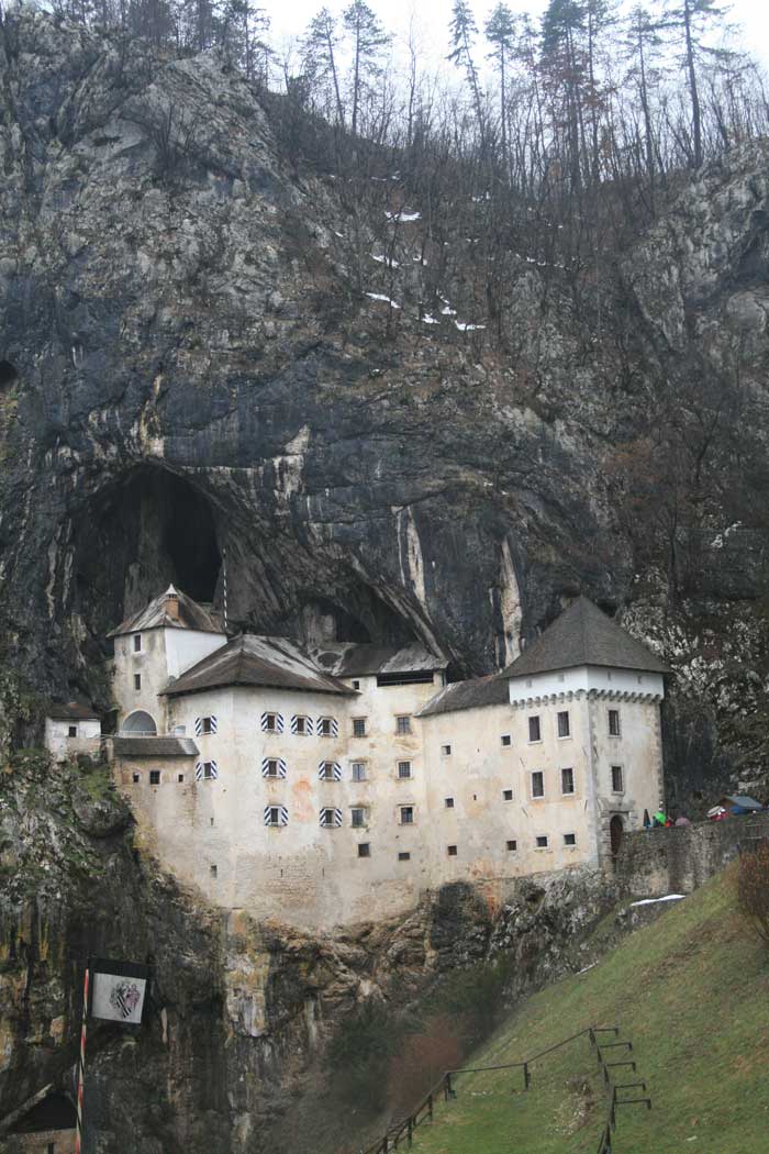 El imponente castillo de Predjama "encaramado" en la montaña