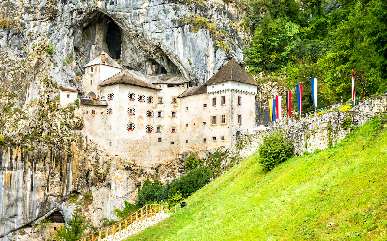 Castillo de Predjama en Eslovenia